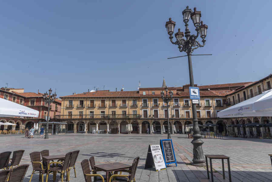 León 005 - plaza Mayor.jpg